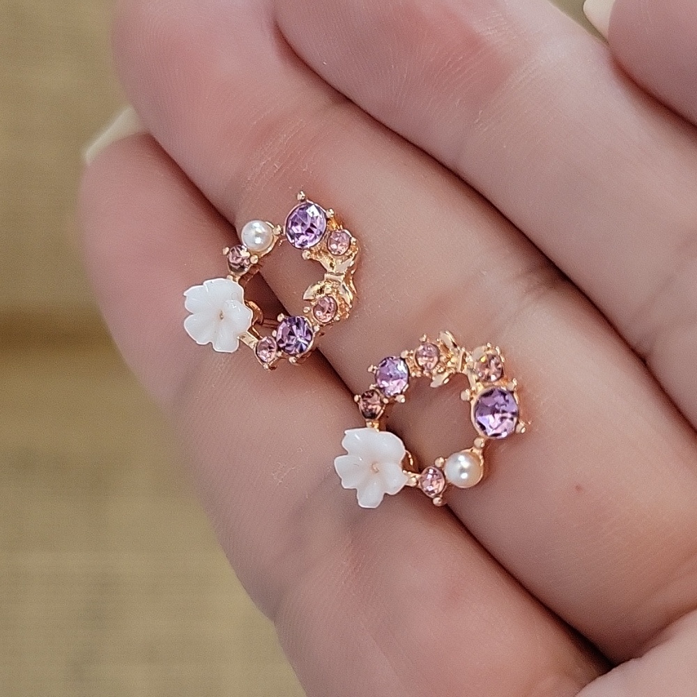 LAVENDER FLORAL WREATH STUD EARRINGS - Picture 5 of 8